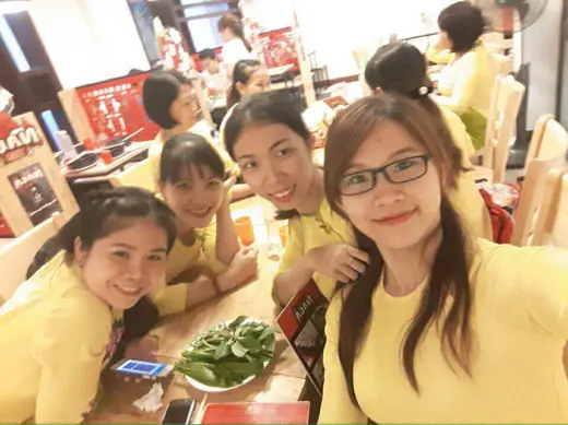 Nhóm cô giáo mặc áo dài vàng chụp ảnh tự sướng.