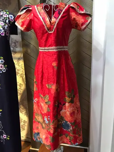 Váy đỏ in hoa tay bồng trên ma-nơ-canh.
