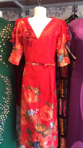 Váy đỏ in hoa cổ chữ V trên ma-nơ-canh.