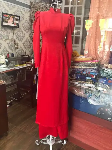 Áo dài đỏ tay bồng trên ma-nơ-canh trong tiệm.