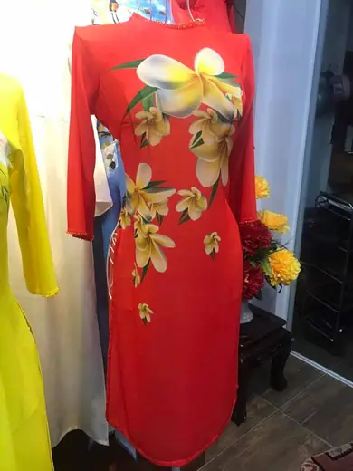 Áo dài cách tân đỏ vẽ hoa sứ trên ma-nơ-canh.