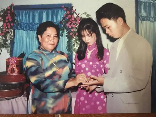 Ảnh cũ: lễ trao nhẫn, cô gái mặc áo dài hồng chấm bi, người phụ nữ lớn tuổi mặc áo dài nhiều màu.