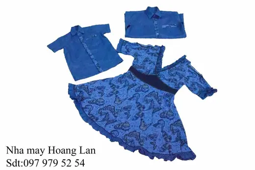 Bộ áo sơ mi và váy bé gái màu xanh hoạ tiết cho cả nhà, chụp trên nền trắng, có ghi tên và số điện thoại của tiệm.