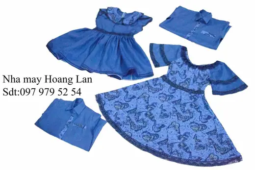 Bộ đồ gia đình màu xanh gồm váy và áo sơ mi, chụp trên nền trắng, có ghi tên và số điện thoại của tiệm.
