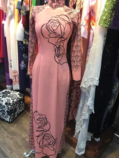 Áo dài hồng vẽ viền hoa hồng đen trên ma-nơ-canh.