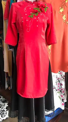 Áo cách tân đỏ đính hoa trên ma-nơ-canh.