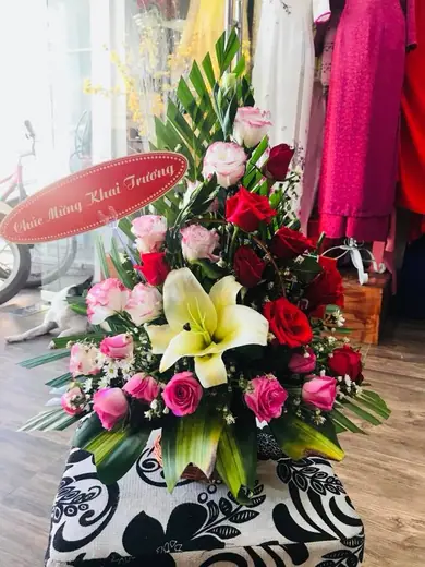 Lẵng hoa chúc mừng khai trương đầu năm đặt trong tiệm.