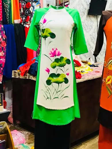 Áo cách tân trắng vẽ hoa sen, tay xanh lá, trên ma-nơ-canh.