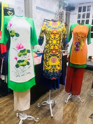 Ba bộ áo cách tân vẽ hoa và in hoạ tiết trên ma-nơ-canh.