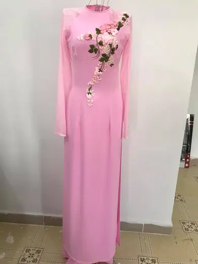Áo dài hồng đính hoa ruy băng, chụp toàn thân trên ma-nơ-canh.