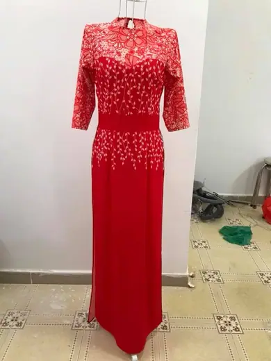 Áo dài đỏ hoạ tiết trên ma-nơ-canh.