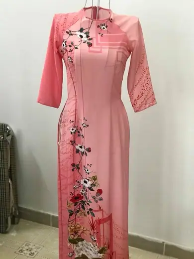 Áo dài hồng vẽ cành hoa trên ma-nơ-canh.