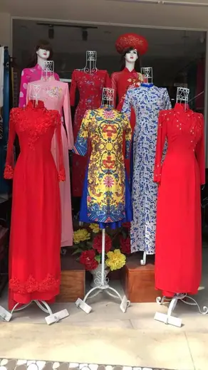 Mặt tiền tiệm với các ma-nơ-canh mặc áo dài đỏ và áo dài hoạ tiết.