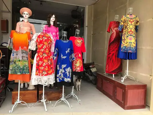 Mặt tiền tiệm với các ma-nơ-canh mặc áo dài cách tân nhiều hoạ tiết đón Tết.