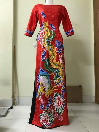 Áo dài đỏ in hình chim phượng và hoa mẫu đơn trên ma-nơ-canh.