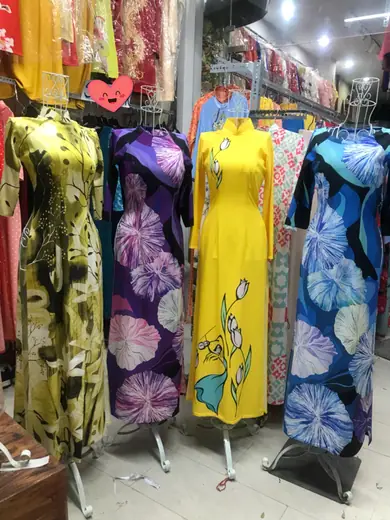 Bốn chiếc áo dài in 3D hoạ tiết hoa lá trên ma-nơ-canh.