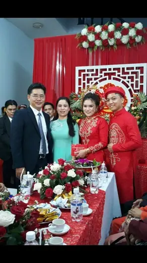 Cô dâu chú rể mặc áo dài đỏ làm lễ cùng người thân.