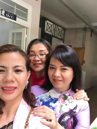 Ba cô giáo mặc áo dài chụp ảnh tự sướng.