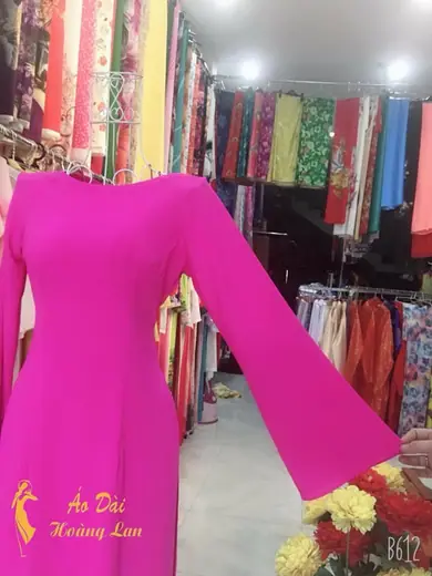 Áo màu hồng sen tay loe, ảnh có logo tiệm.