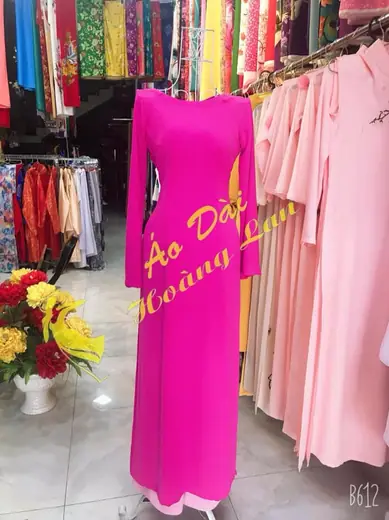 Áo dài hồng sen trên ma-nơ-canh trong tiệm.