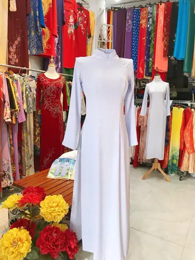 Áo dài trắng nữ sinh trên ma-nơ-canh giữa tiệm.