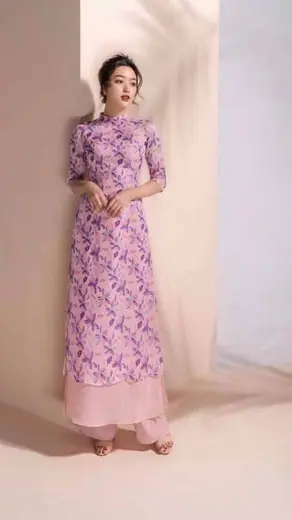 Người mẫu mặc áo dài cách tân tím nhạt in hoa.
