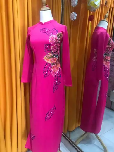 Áo dài hồng sen kết hoa cườm trên ma-nơ-canh.