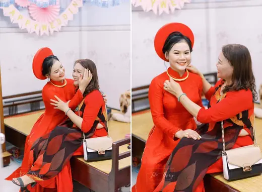 Ảnh ghép: cô dâu mặc áo dài đỏ được người thân chỉnh áo.