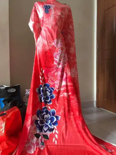 Vải lụa đỏ san hô in hoa sen trải dài.