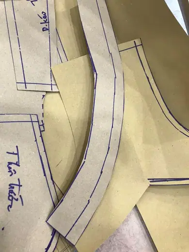 Các mảnh rập giấy ghi chú "thân trước".