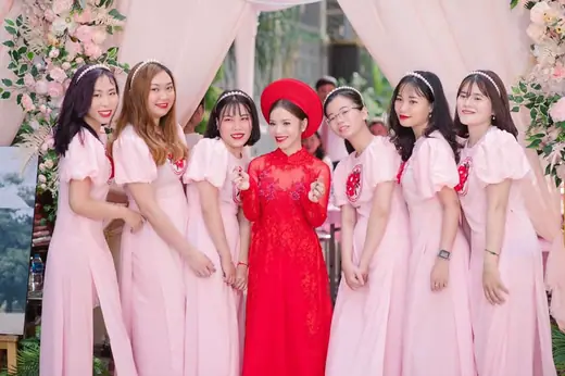 Cô dâu và dàn phù dâu mặc áo dài hồng tay bồng chụp chung.