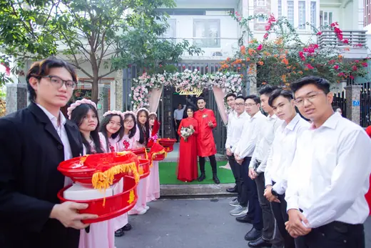 Dàn bưng quả áo trắng xếp hàng hai bên chờ làm lễ.